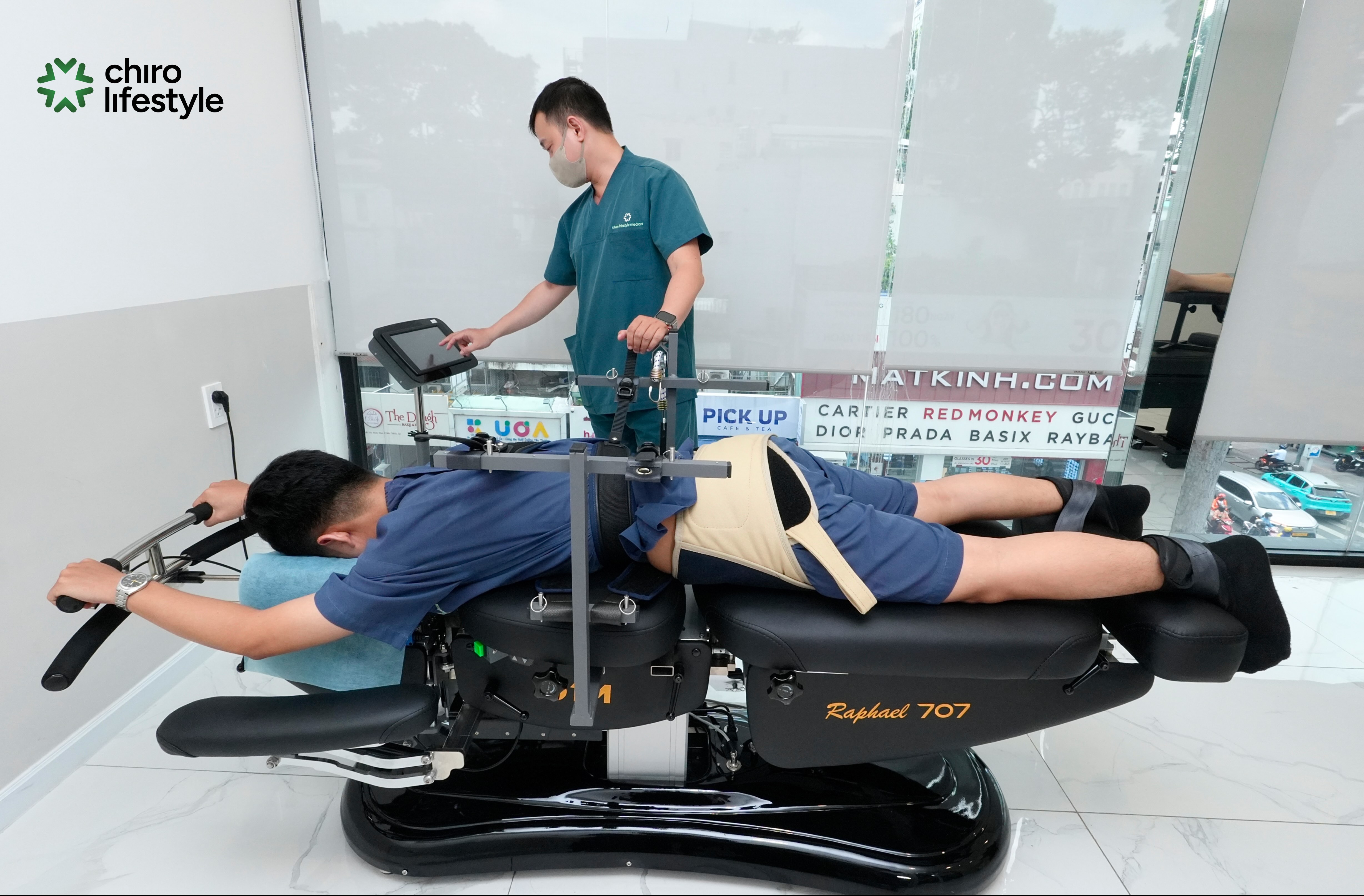 Raphael 707 giúp mở rộng khoảng cách giữa các đốt sống, làm mềm các dải dây chằng bị xơ cứng do lệch trục lâu ngày.