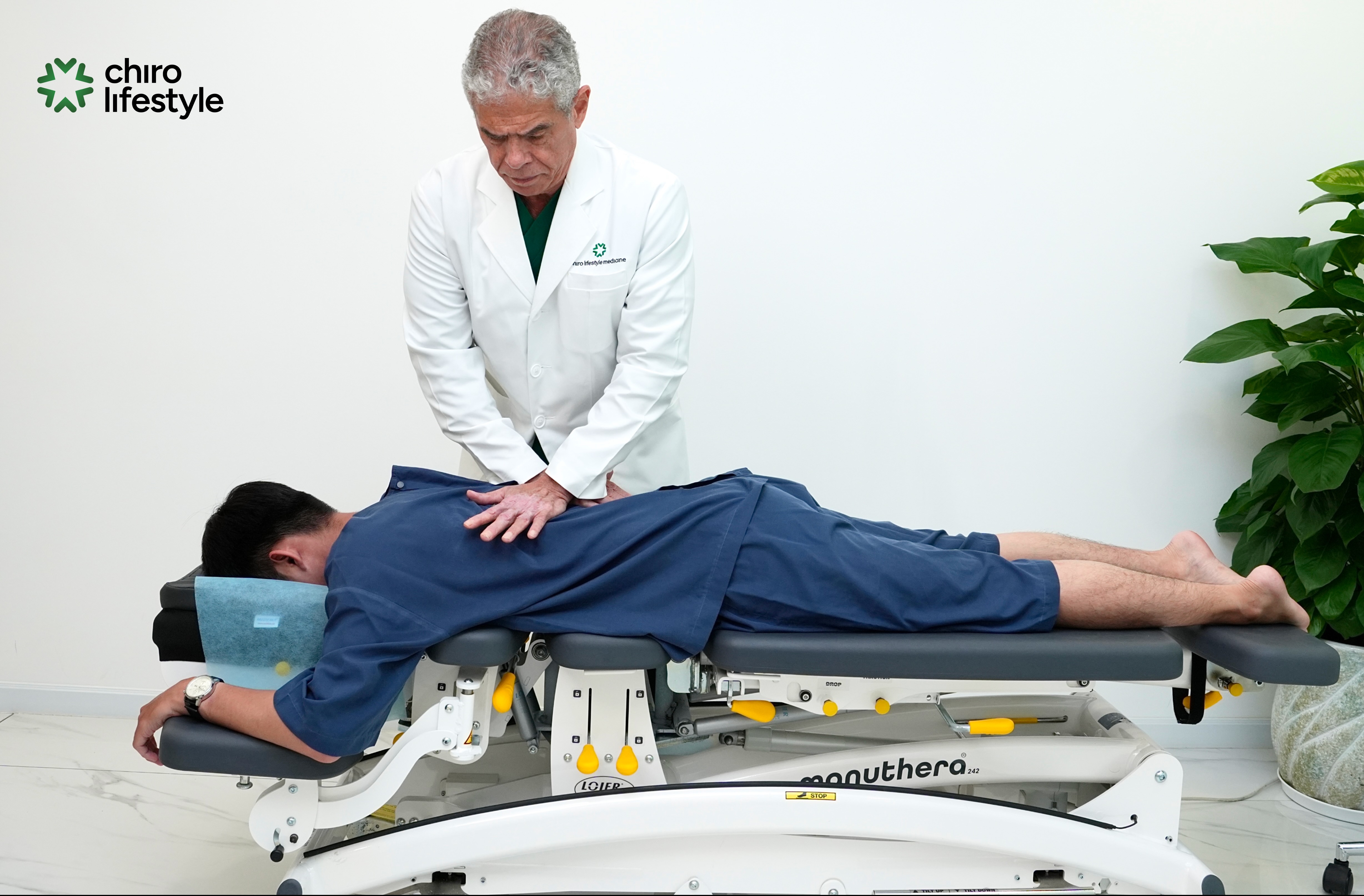 Nắn chỉnh Chiropractic là phương pháp điều trị cong vẹo cột sống không xâm lấn, không dùng thuốc, không phẫu thuật.