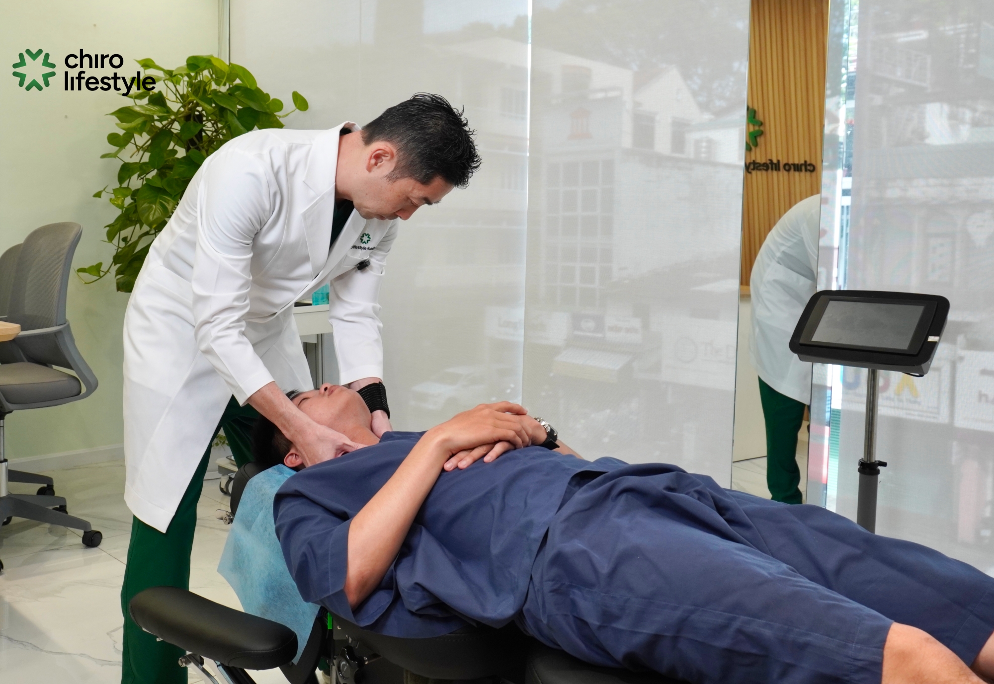 Nắn chỉnh cột sống là gì? Lợi ích, rủi ro và chi phí mới nhất