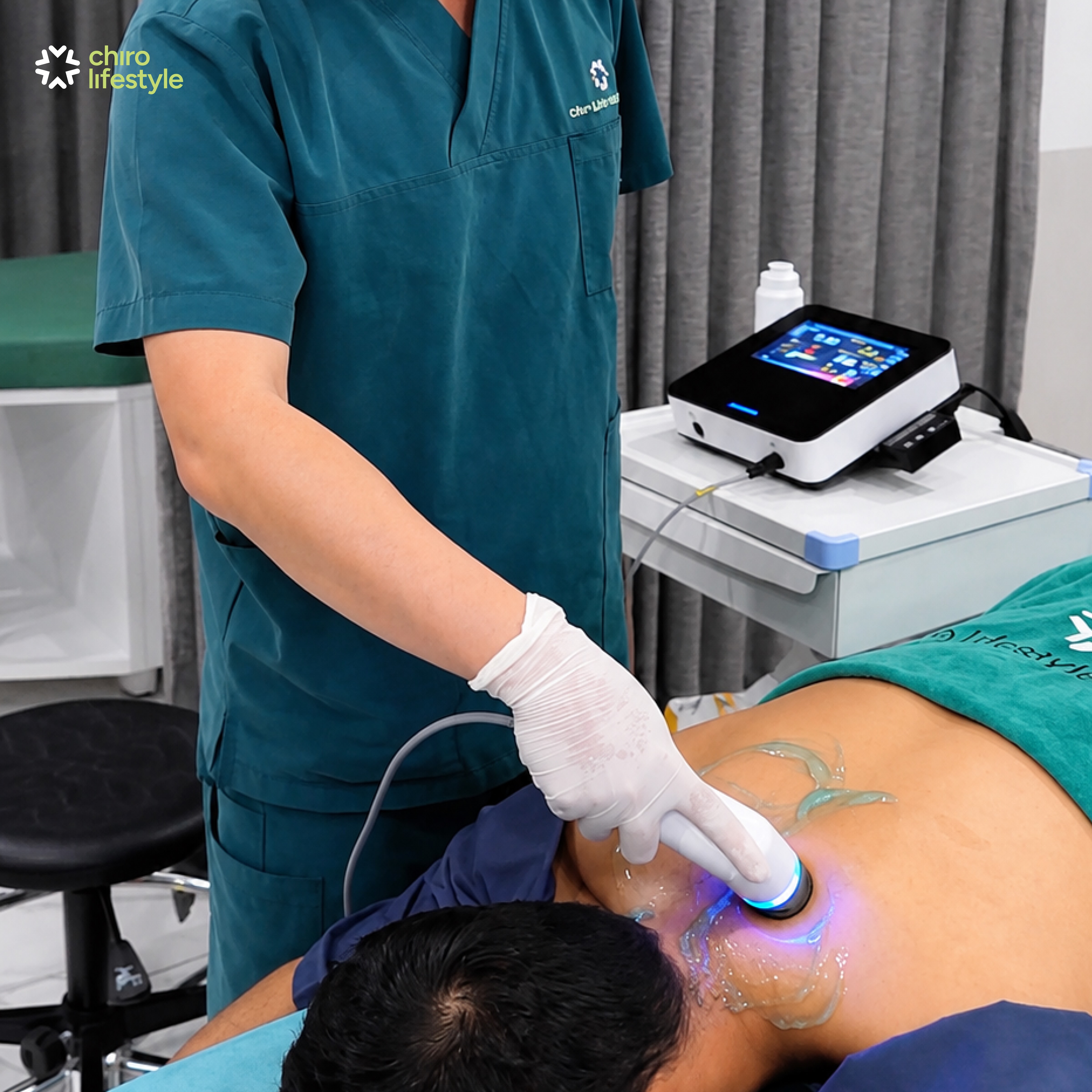 Khách hàng siêu âm trị liệu cổ vai gáy tại Chiro Lifestyle