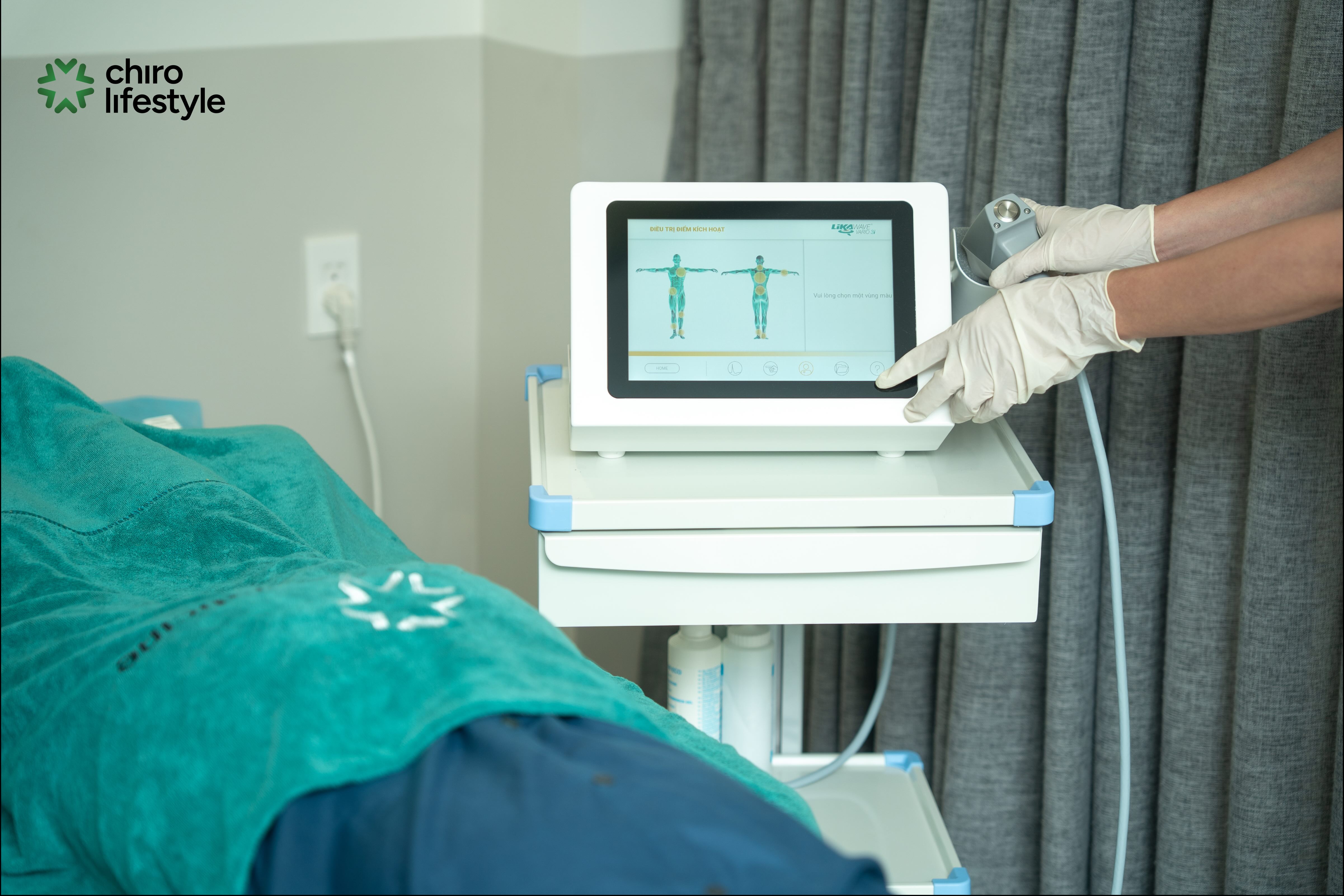 Advanced deep-acting Shockwave technology breaks down scar tissue and speeds up healing.